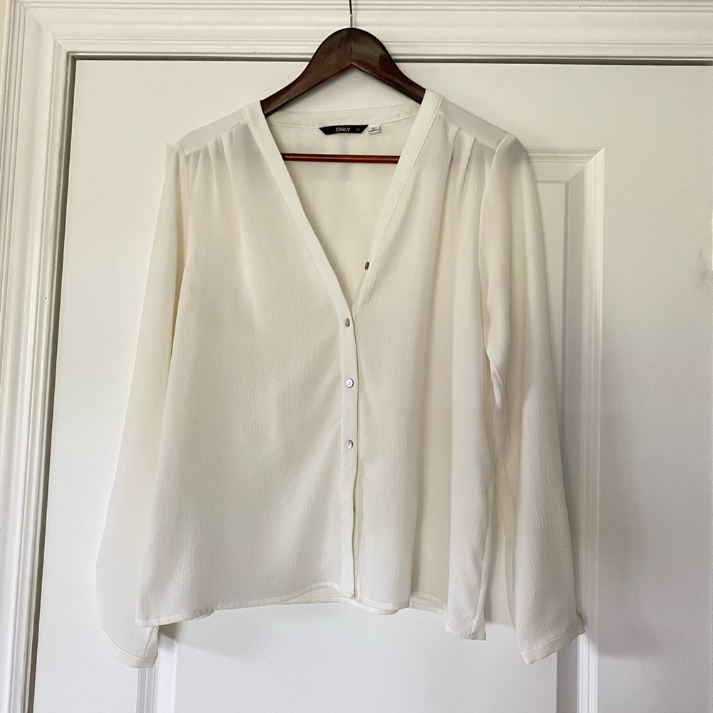 🌸 Off- White Blouse- Donating Soon!